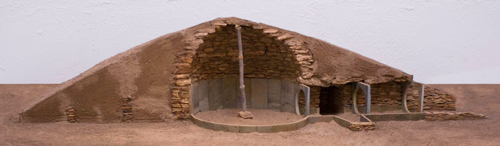 Reconstrucción de un enterramiento tipo tholoi de Los Millares con estructura tumular