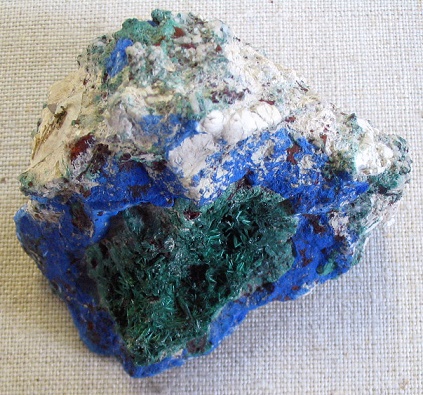 Una piedra que combina mineral de azurita y malaquita