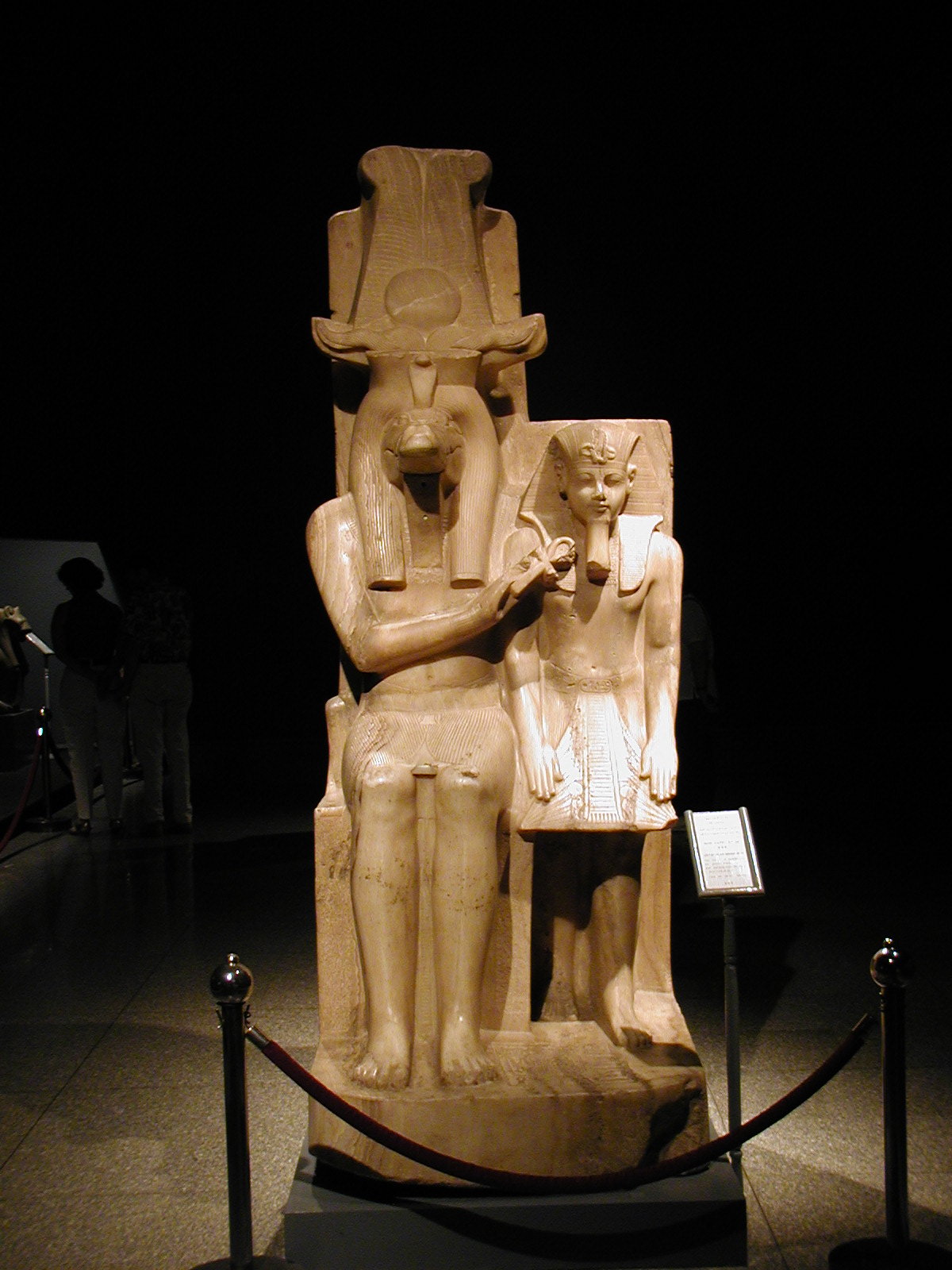 Amenhotep III junto al dios Sobek